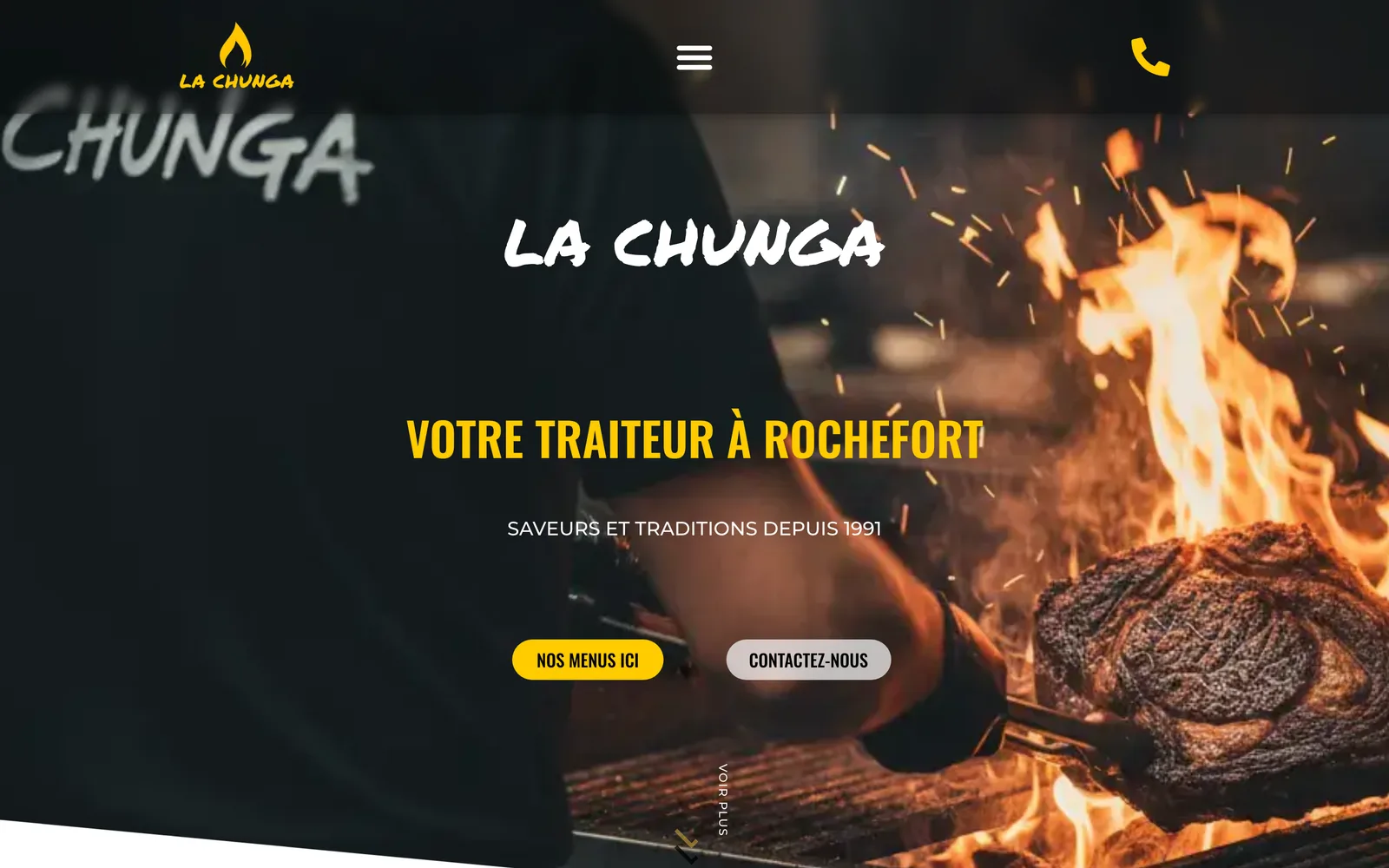 Ancienne page d’accueil : le nom La Chunga en grandes lettres, « Votre traiteur à Rochefort » en capitales jaunes, deux boutons « Nos menus ici » et « Contactez-nous ».