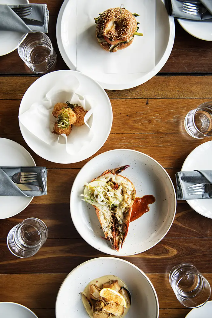 Assiettes dressées pour une réception, vues de dessus